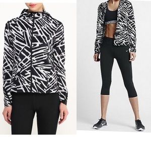 NIKE PALM IMPOSSIBLY LIGHT RUNNING JACKET